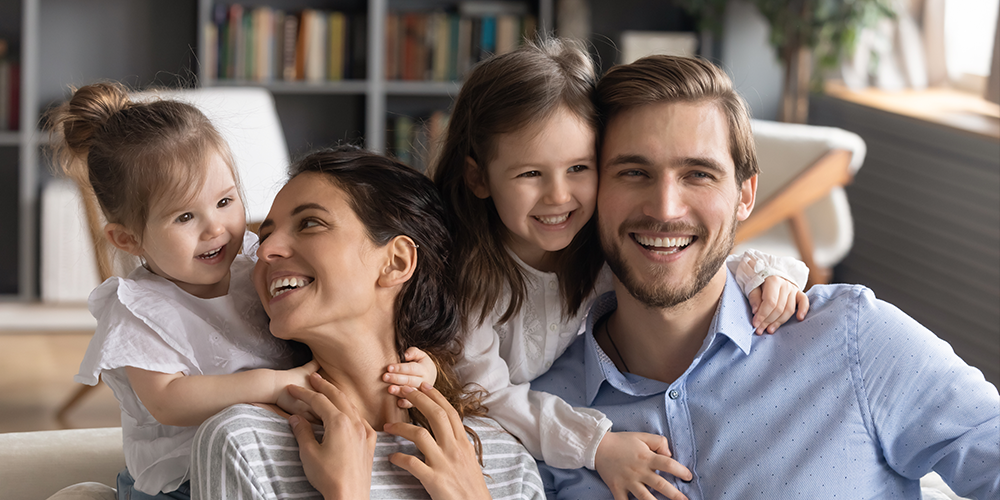 famille-enfant-salon