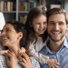 famille-enfant-salon